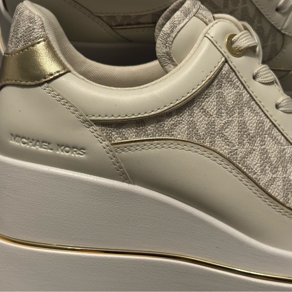 Michael Kors Emmy Wedge Trainer Sneakers vanilla signature w/gold accents size 6 - Picture 5 of 6